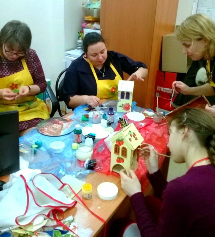 люди расписывают чайные домики
